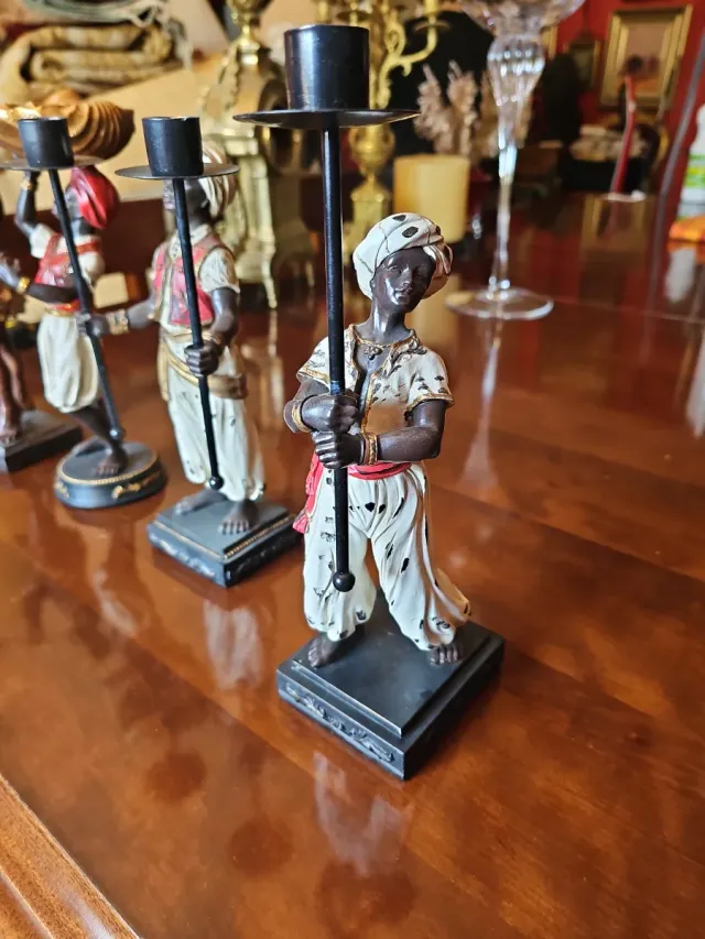 Portacandele con figure etniche in metallo e legno