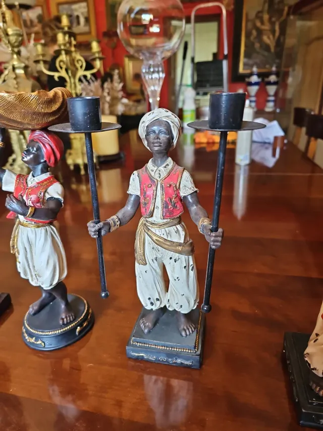 Portacandele con figure etniche in metallo e legno