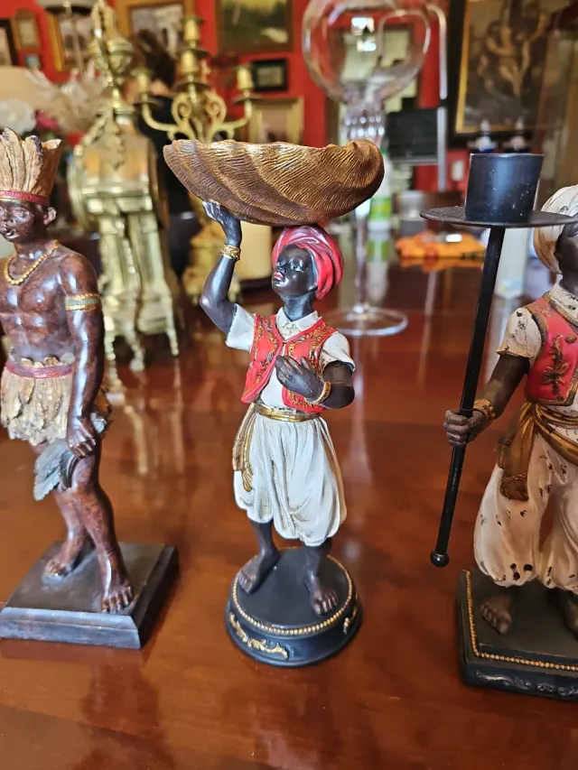 Portacandele con figure etniche in metallo e legno