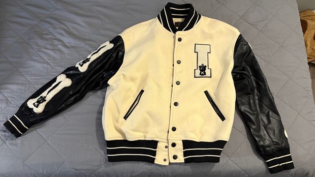 Chaqueta universitaria con huesos