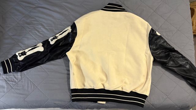 Chaqueta universitaria con huesos