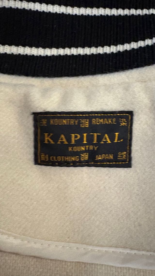 Chaqueta universitaria con huesos