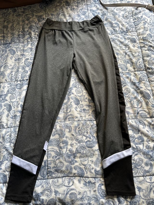 Mallas deportivas grises y negras