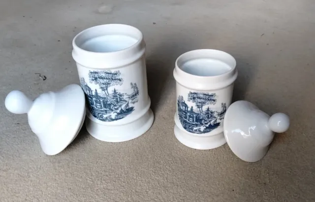 Tarros de porcelana con diseño azul