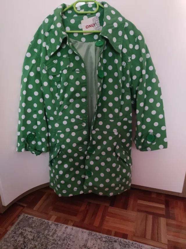 Chaqueta ONLY lunares verde y blanco Talla Medium.