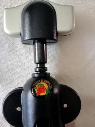 Apribottiglie nero in metallo e plastica