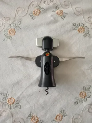 Apribottiglie nero in metallo e plastica