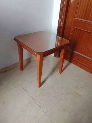 Mesa baja de madera y cristal