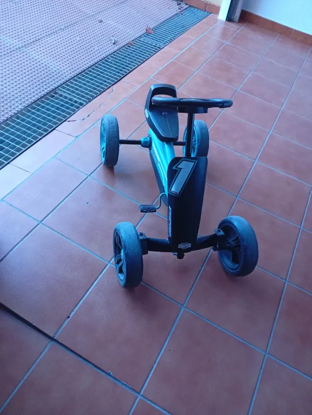 Coche de pedales infantil azul y negro