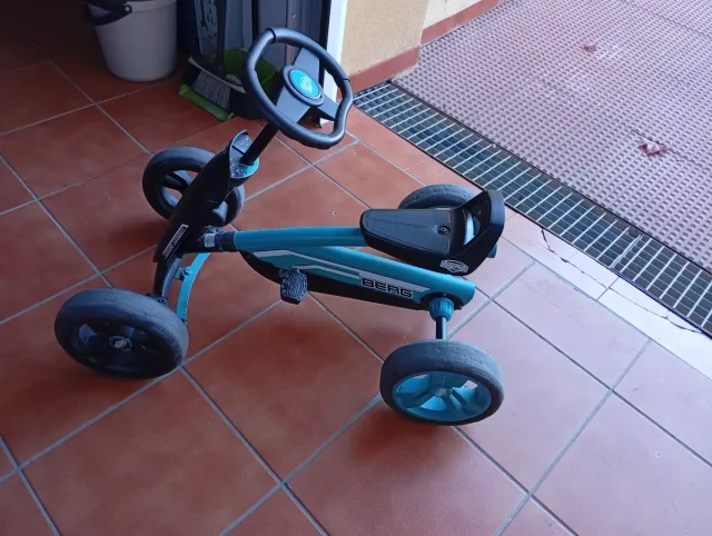 Coche de pedales infantil azul y negro