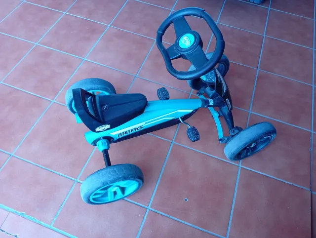 Coche de pedales infantil azul y negro