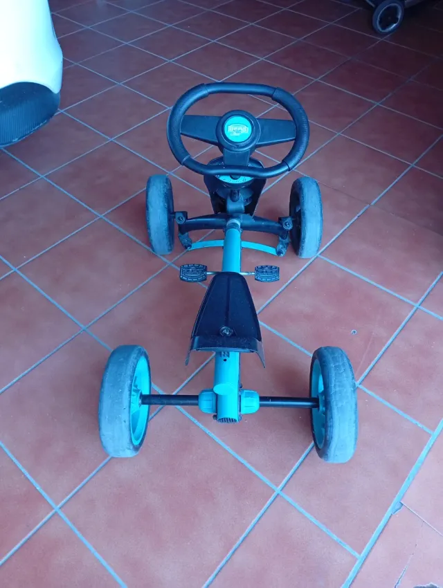 Coche de pedales infantil azul y negro
