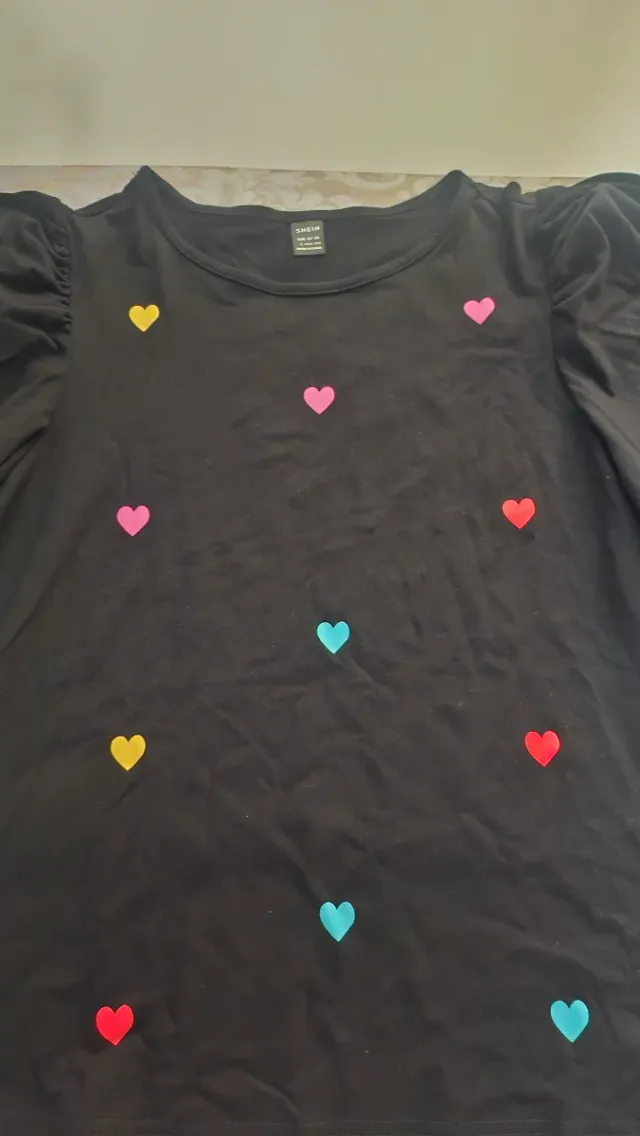 Camiseta SHEIN negra con corazones