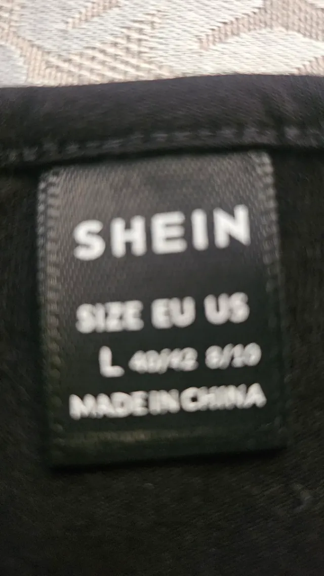 Camiseta SHEIN negra con corazones