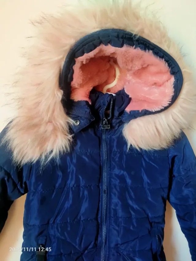 Abrigo infantil azul marino con capucha