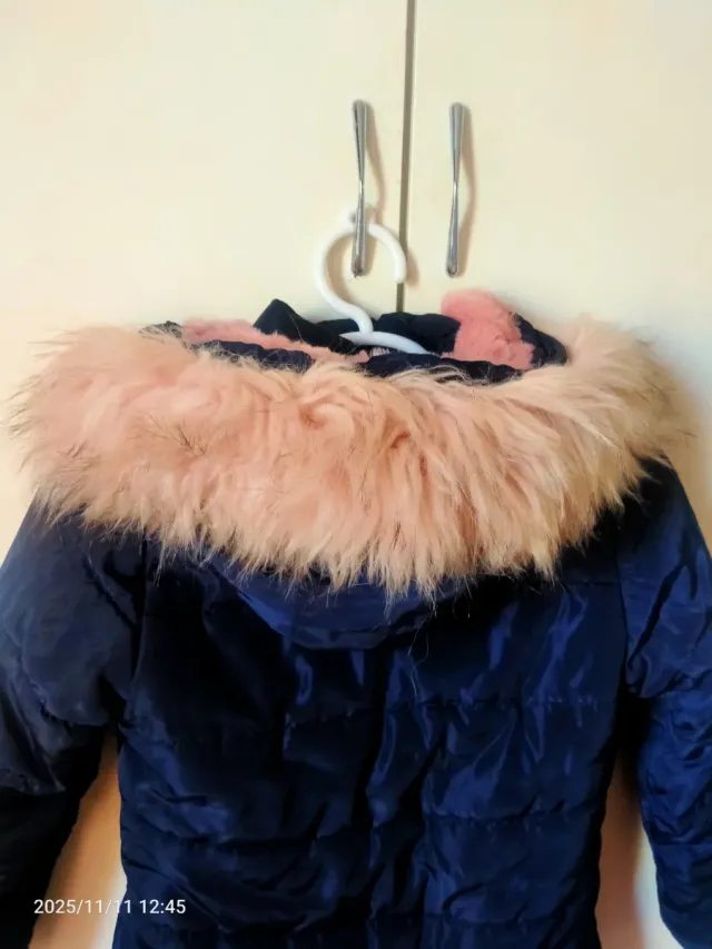 Abrigo infantil azul marino con capucha