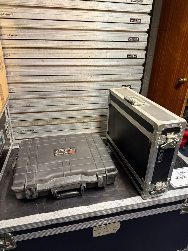 5 Micrófonos Inalámbricos con Rack