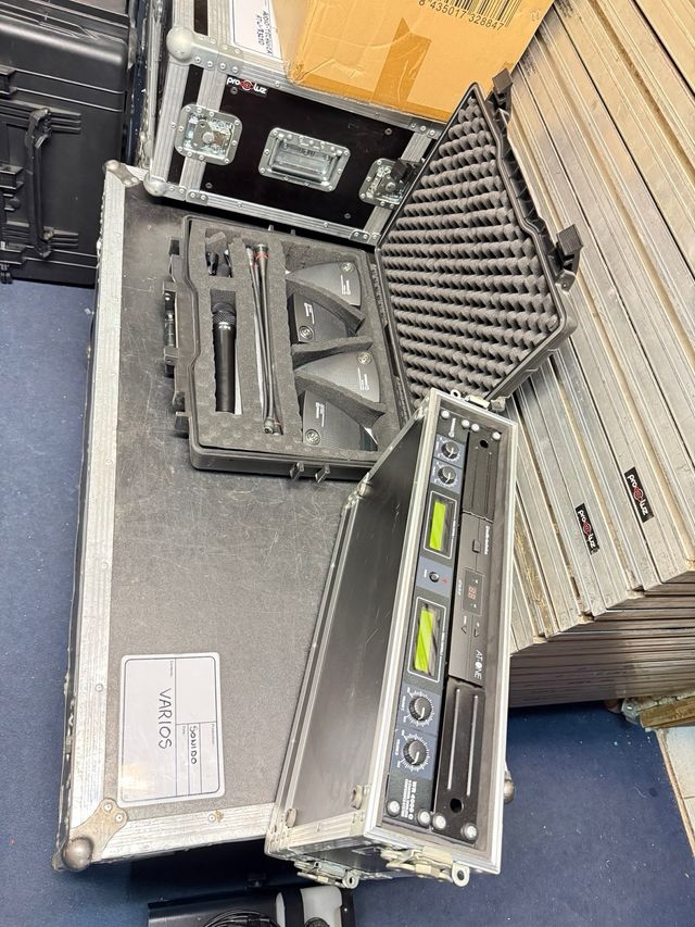 5 Micrófonos Inalámbricos con Rack