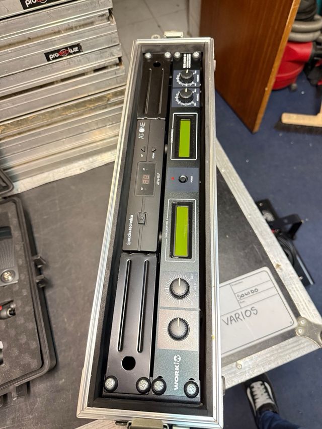 5 Micrófonos Inalámbricos con Rack