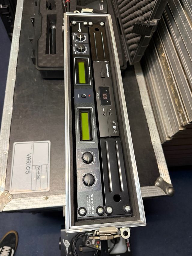 5 Micrófonos Inalámbricos con Rack