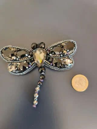 Broche libélula pedrería