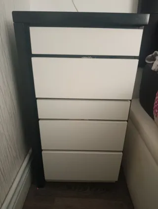 Mesita de noche negra y blanca