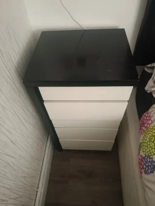 Mesita de noche negra y blanca