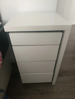 Mesita de noche negra y blanca