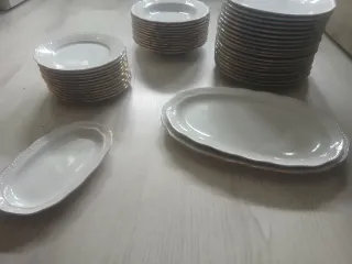 Vajilla de porcelana blanca y baño dorado sin usar