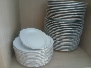 Vajilla de porcelana blanca y baño dorado sin usar