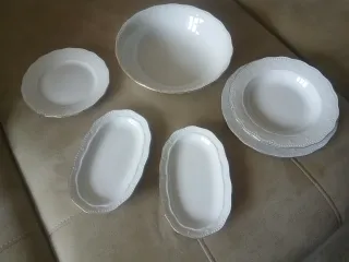 Vajilla de porcelana blanca y baño dorado sin usar
