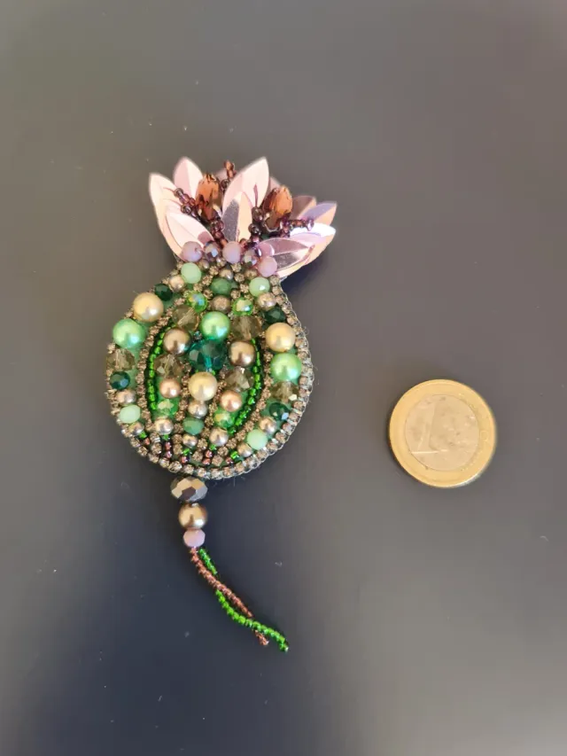 Broche artesanal flor y perlas