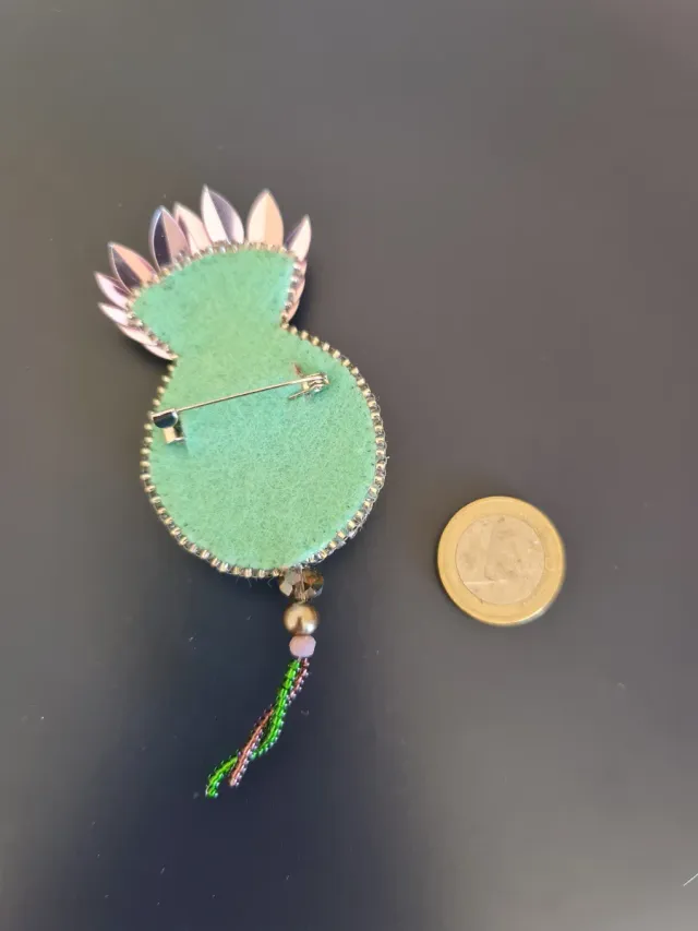 Broche artesanal flor y perlas