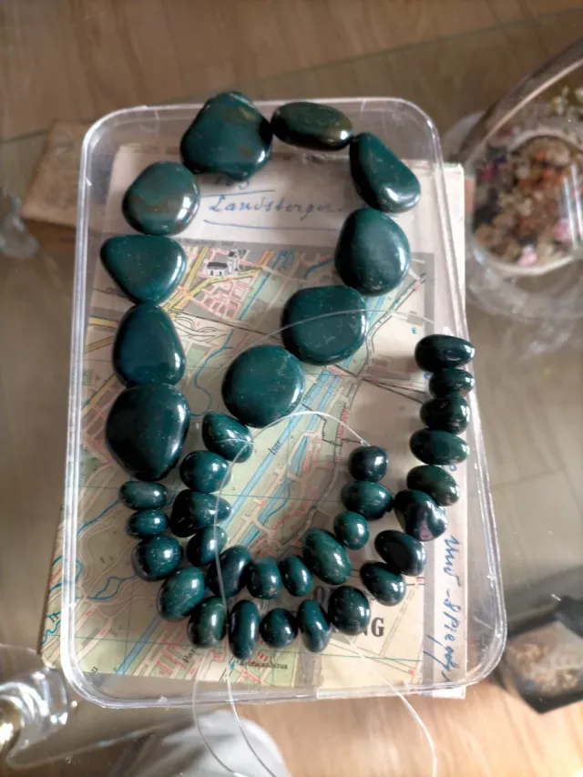 Collar de piedras verdes naturales