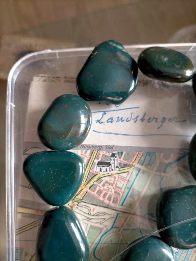 Collar de piedras verdes naturales