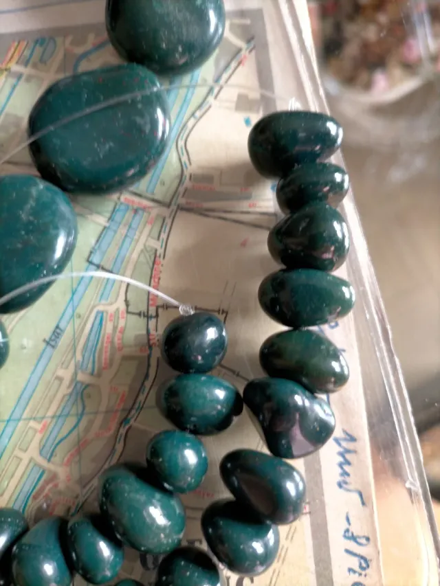 Collar de piedras verdes naturales