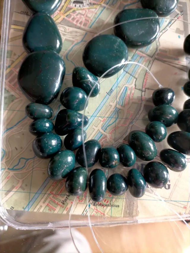 Collar de piedras verdes naturales