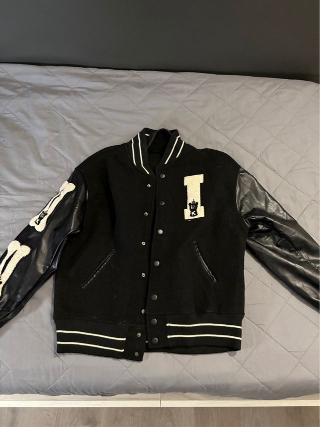 Chaqueta bomber negra con detalles