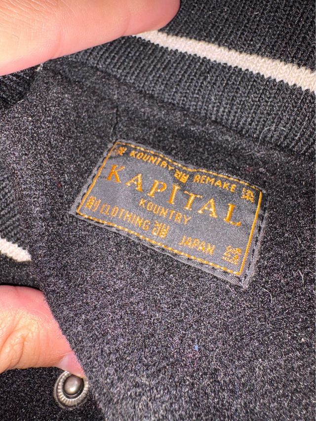 Chaqueta bomber negra con detalles