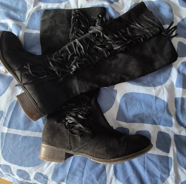 Botas altas planas con flecos