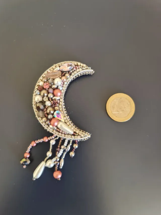 Broche luna con perlas y pedrería