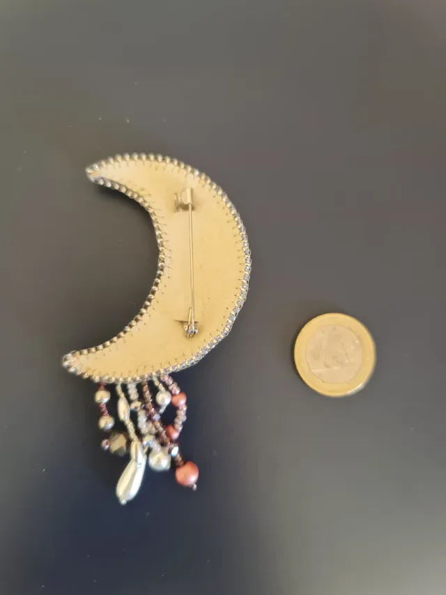 Broche luna con perlas y pedrería