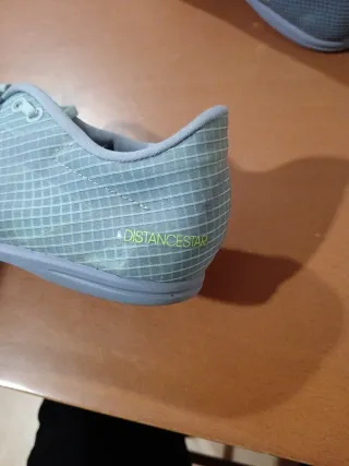 Zapatillas Adidas Distancestar Grises y Amarillas