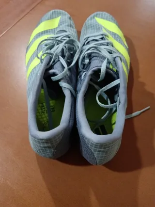 Zapatillas Adidas Distancestar Grises y Amarillas