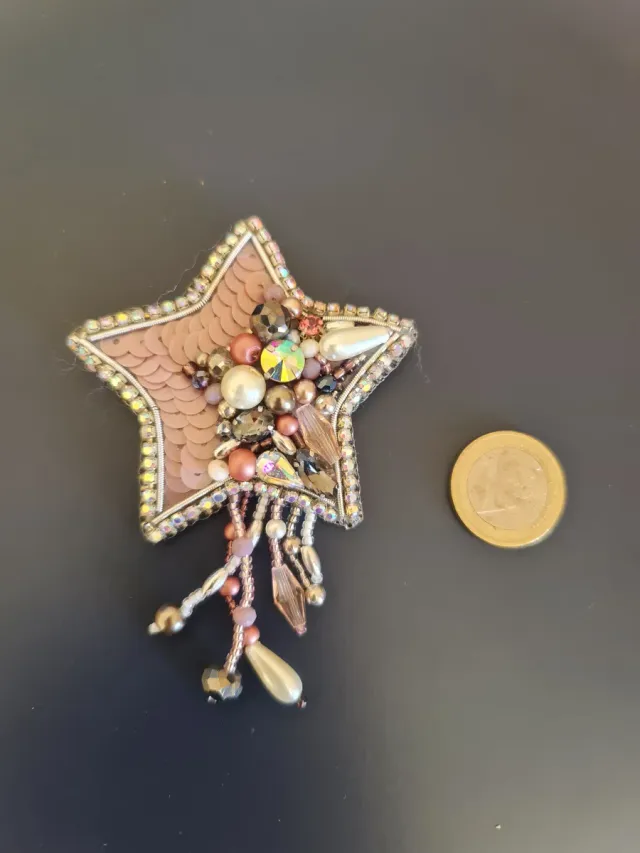 Broche estrella con abalorios y lentejuelas