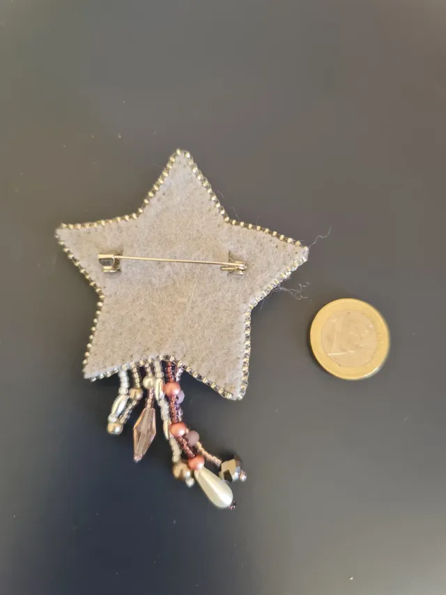Broche estrella con abalorios y lentejuelas