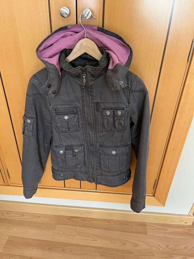 Cazadora gris con capucha rosa