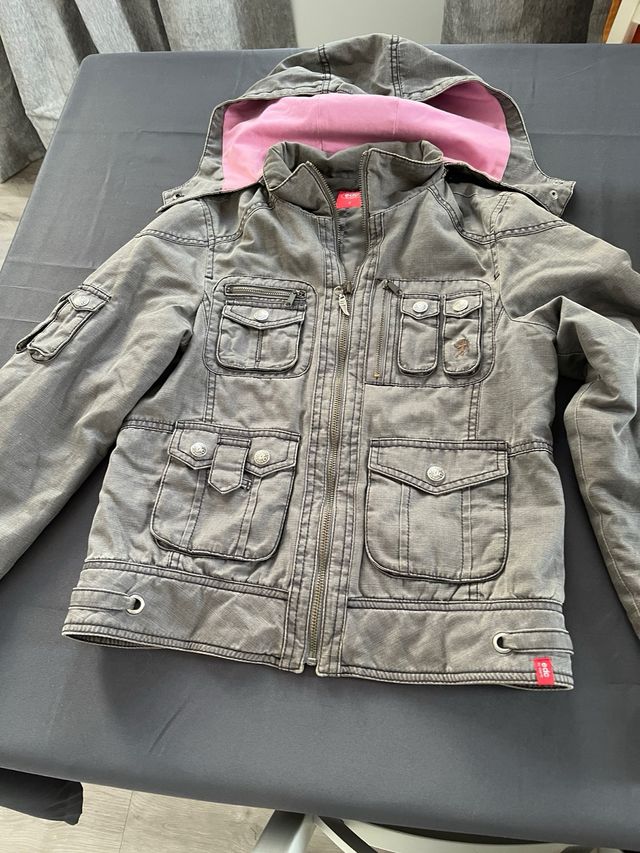 Cazadora gris con capucha rosa