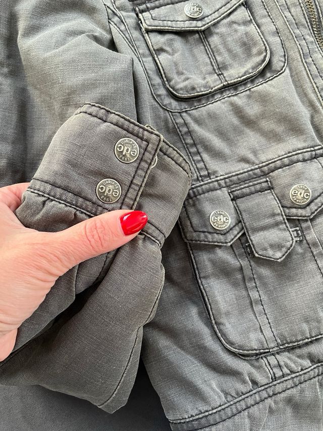 Cazadora gris con capucha rosa