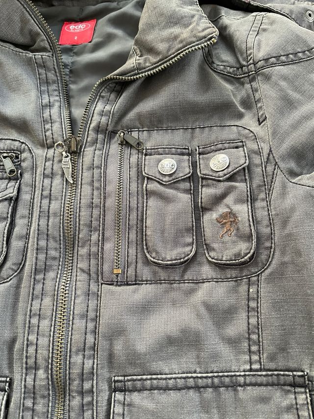 Cazadora gris con capucha rosa